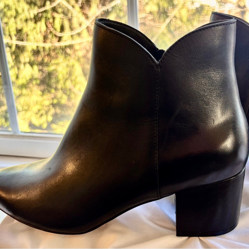 Cole Haan Black Leather Size 8.5 
• 2.5" block heels
• Inner zipper closure